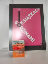 Zdjęcie przedstawia książkę i plakat