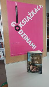 Zdjęcie przedstawia plakat promujący Dyskusyjne Kluby Książki hasłem Godzinami o książkach oraz okładkę książki Wiolonczelista z Sarajewa