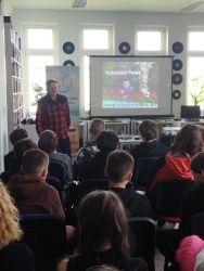 Zdjęcie przedstawia ludzi w bibliotece