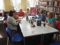 Zdjęcie ze spotkania Dyskusyjnego Klubi Książki dla Dorosłych z 5 września 2017 roku.