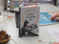 Zdjęcie ze spotkania Dyskusyjnego Klubi Książki dla Dorosłych z 5 września 2017 roku.