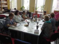 Zdjęcie ze spotkania Dyskusyjnego Klubi Książki dla Dorosłych z 5 września 2017 roku.