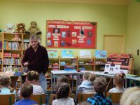 Z Książką Na Walizkach