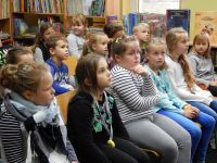 Z Książką Na Walizkach