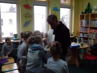 Z Książką Na Walizkach