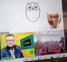 Marcin Kozioł i dzieci na warsztatach o przyrodzie i pogodzie Pogoda dla puchaczy w ramach projektu Biblioteka-Naturalnie!