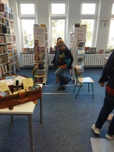 Zdjęcie przedstawia skaczącą w gumę