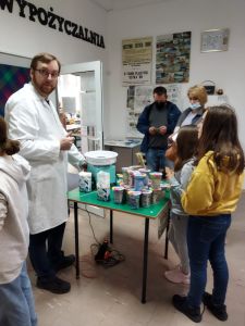 Zdjęcie przedstawia grupę osób czekających na watę cukrową