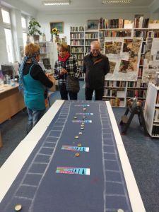 Zdjęcie przedstawia przygotowująe się do gry w kapsle