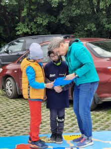 Na zdjęciu uczestnicy wielkoformatowej gry planszowej