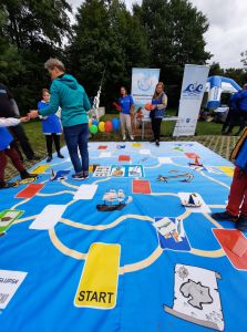 Na zdjęciu uczestnicy wielkoformatowej gry planszowej