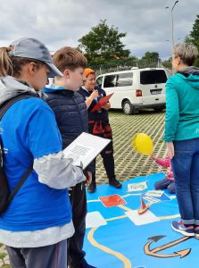 Na zdjęciu uczestnicy wielkoformatowej gry planszowej