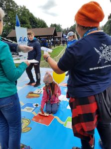 Na zdjęciu uczestnicy wielkoformatowej gry planszowej