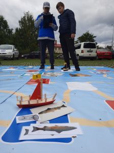 Na zdjęciu uczestnicy wielkoformatowej gry planszowej