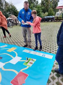 Na zdjęciu uczestnicy wielkoformatowej gry planszowej