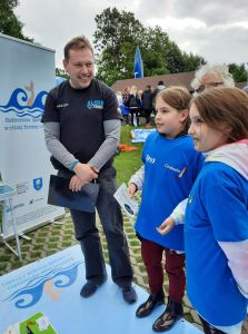 Na zdjęciu uczestnicy wielkoformatowej gry planszowej