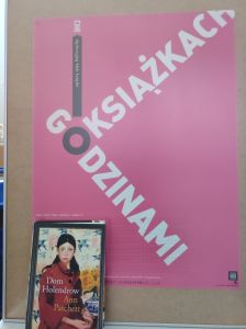 Zdjęcie przedstawia plakat dyskusyjnego klubu książki z hasłem godzinami o książkach, oraz okładkę książki Ann Patcher Dom Holendrów
