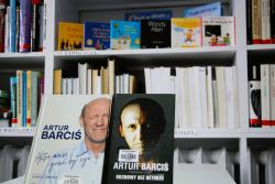 Zdjęcie przedstawia ludzi w bibliotece