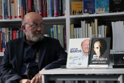 Zdjęcie przedstawia ludzi w bibliotece