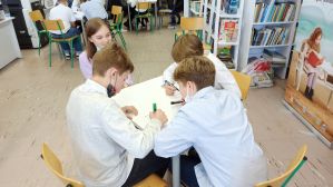 Zdjęcie przedstawia młodzież w czasie warsztatów