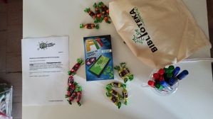 Zdjęcie przedstawia cukierki, pudełko od gry Fits travel, worek biblioteczny