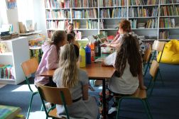 Zdjęcie przedstawia uczestników spotkania wtorkowego