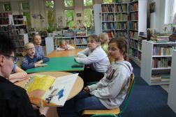 Zdjęcie przedstawia uczestników spotkania wtorkowego