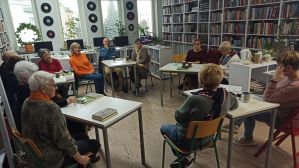 Zdjęcie przedstawia uczestników spotkania Klubu DKK dla dorosłych