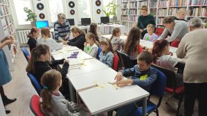 Zdjęcie przedstawia dzieci i młodzież podczas warsztatów makramowych