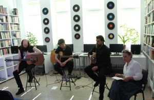 Zdjęcie przedstawia ludzi w bibliotece