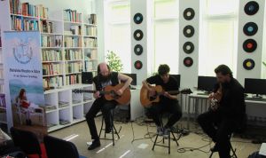 Zdjęcie przedstawia ludzi w bibliotece