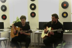 Zdjęcie przedstawia ludzi w bibliotece