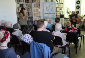 Zdjęcie przedstawia ludzi w bibliotece