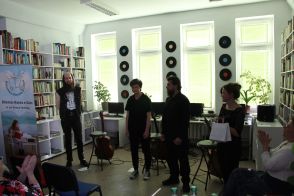 Zdjęcie przedstawia ludzi w bibliotece