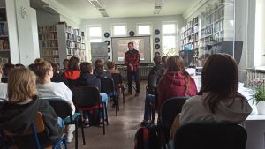 Zdjęcie przedstawia ludzi w bibliotece