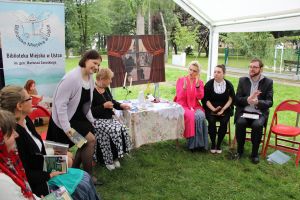 Zdjęcie czytajacych bibliotekarzy