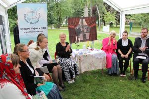 Zdjęcie czytajacych bibliotekarzy