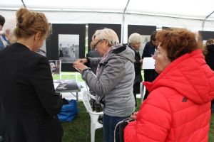 Zdjęcie Pań rozwiązujących krzyżówkę przygotowaną na Narodowe Czytanie