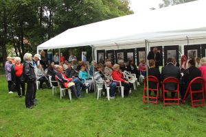 Zdjęcie publiczności i czytających bibliotekarzy