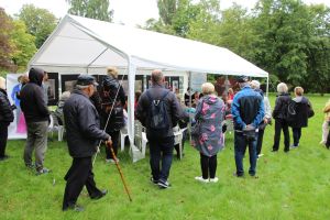 Zdjęcie publiczności i czytających bibliotekarzy