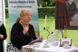 Zdjęcie czytajacych bibliotekarzy