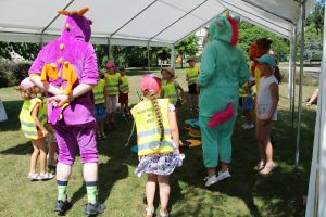 Dzieci i dorośli w przebraniu podskakują, powtarzając ruchy w grze luster
