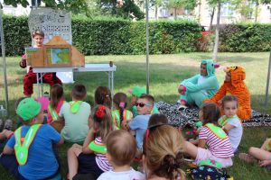 Dzieci słuchają historii odczytywanej w Papierowym Teatrze Kamishibai