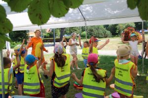 Dzieci i Pani Dyrektor Biblioteki w stroju Tygrysa robią pajacyki