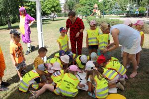 Dzieci kolorują warzywa na banerze