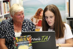 Zdjęcie dwóch pań podczas konsultacji dotyczących pomiarów