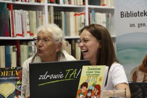 Zdjęcie dwóch pań podczas konsultacji dotyczących pomiarów