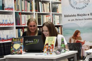 Zdjęcie dwóch pań podczas konsultacji dotyczących pomiarów