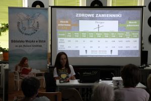 Zdjęcie pani i publiczności w tle slajd o zdrowych zamiennikach