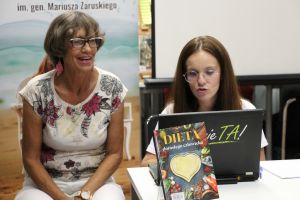 Zdjęcie dwóch pań podczas konsultacji dotyczących pomiarów